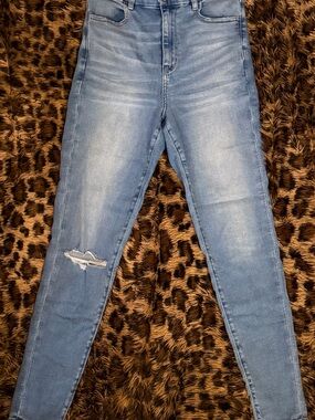 American Eagle Outfitters Light Blue Skinny Jeans with Knee Distress